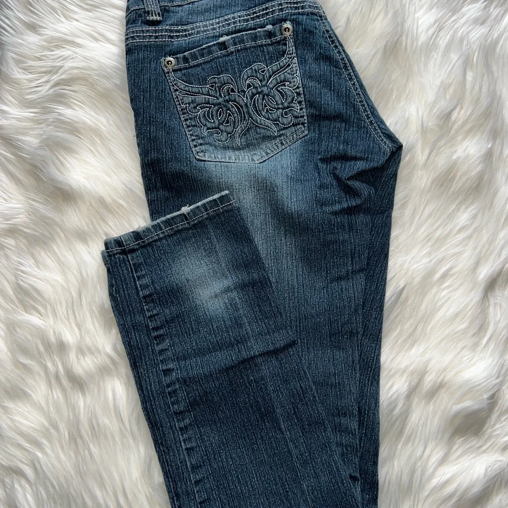 Revolt straight distressed denim. Woman’s size 7